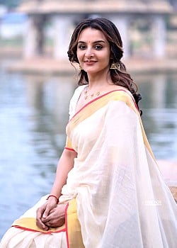 Manju Warrier image 4 of 4