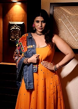 Mannara Chopra image 4 of 4