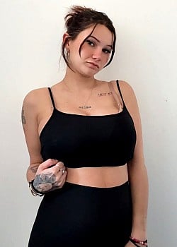 Manon Charneau image 1 of 2