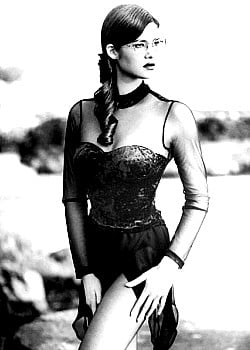 Manuela Arcuri image 2 of 4