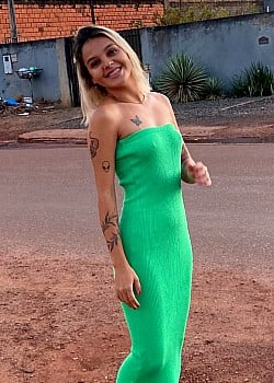 Mara Oliveira (Instagram) image 3 of 4