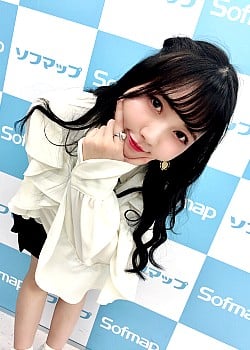 Mari Oguri image 4 of 4
