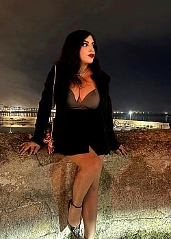 Martina Leone image 2 of 4
