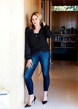 Mary McCormack image 1 of 3