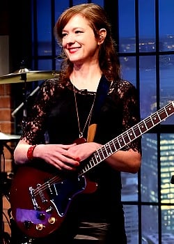 Mary Timony image 2 of 2