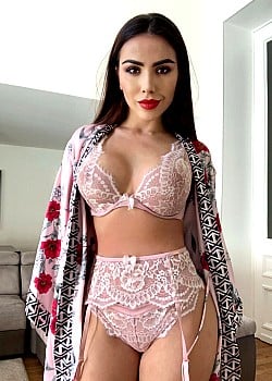 Mayra Borowik image 2 of 2