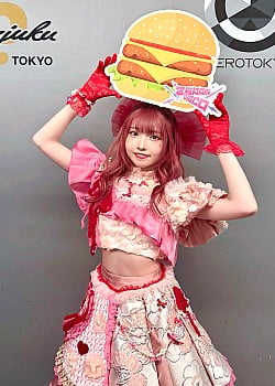 Mayu Mineda image 1 of 4