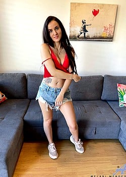 Melany Mendes image 3 of 4