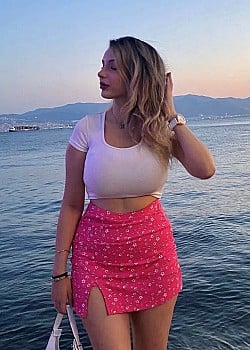 Melike Ceren image 1 of 3