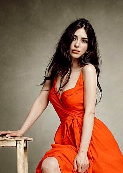 Melike Ipek Yalova image 3 of 4