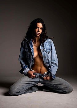 Mia Wynn image 3 of 3