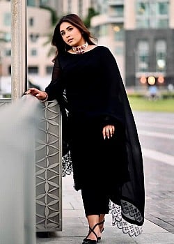 Minahil Malik image 1 of 2