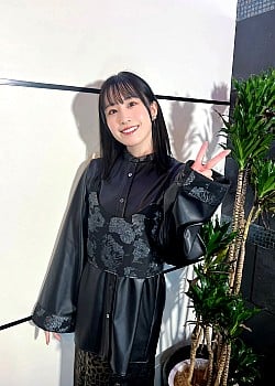Minori Suzuki image 2 of 3