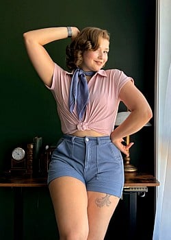 Miss Red Kisses image 3 of 4