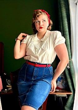 Miss Red Kisses image 1 of 4