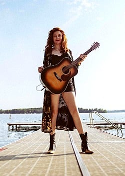 Molly Tuttle image 2 of 4