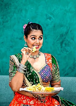 Monal Gajjar image 2 of 2
