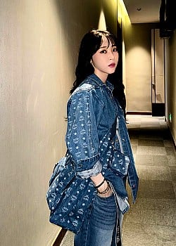 Moon Byul-yi image 2 of 2