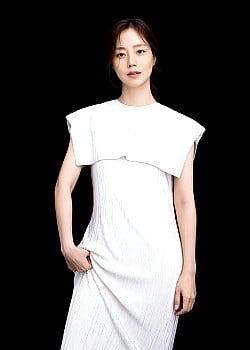 Moon Chae-won image 2 of 4