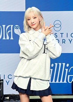 Moon Sua image 1 of 2