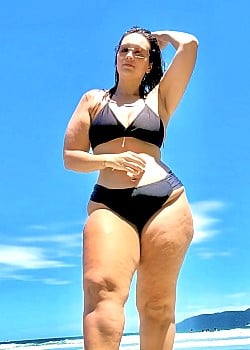 Naisa Reis image 4 of 4