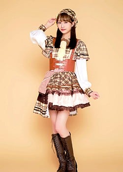 Nao Hiura image 2 of 2