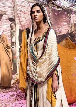 Naomi Scott image 2 of 4