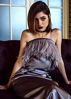 Natalia Dyer image 3 of 4