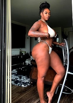 Nathalia Domingos image 3 of 4