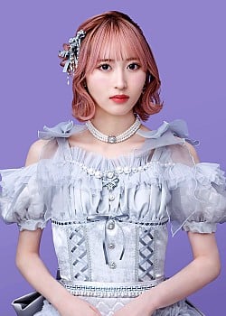 Natsumi Kawanago image 1 of 3