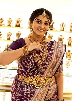 Naveena Yata image 3 of 3