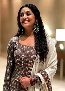 Navya Nair image 1 of 2