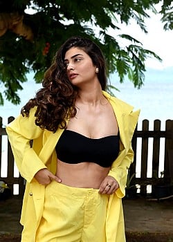Nazia Davison image 2 of 2