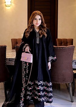 Neelam Muneer image 1 of 2