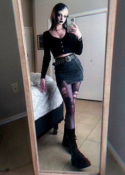 Niki Sinns image 1 of 1