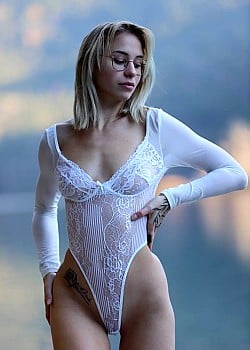 Nina Joy image 2 of 2