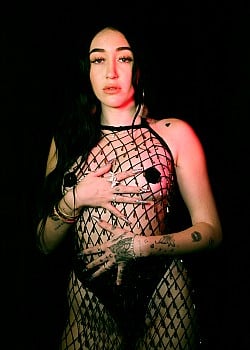 Noah Cyrus image 2 of 4