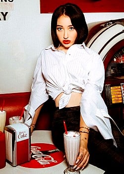 Noah Cyrus image 3 of 4