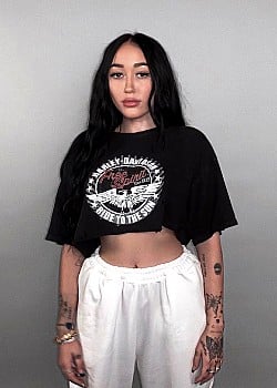 Noah Cyrus image 4 of 4