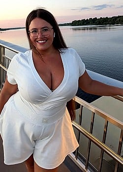 Oksana (OnlyFans) image 2 of 3