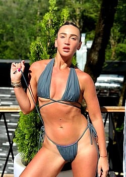 Olga Buzova image 1 of 3