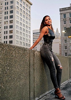 Olivia Collins (Influencer) image 2 of 3