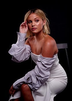 Olivia Holt image 2 of 4