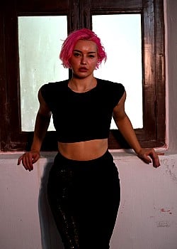 Olly Esse image 4 of 4
