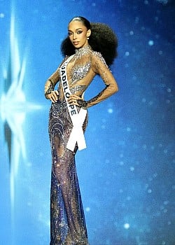 Ophely Mezino image 2 of 4