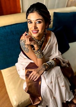 Oviya Helen image 2 of 2