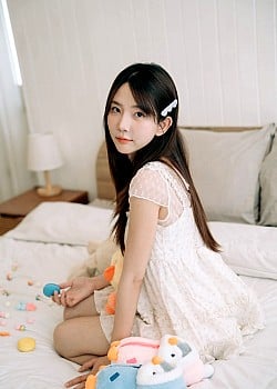 Pang Isaree Kongken image 3 of 3