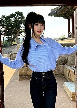 Park Si-eun image 1 of 2