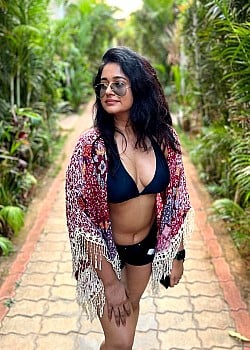 Poonam Bajwa image 3 of 4