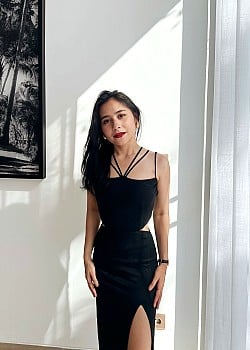 Prilly Latuconsina image 3 of 4